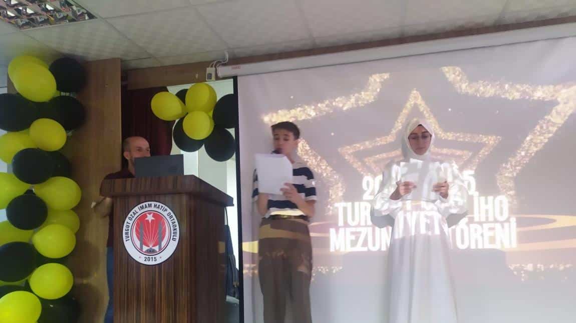 Turgut Özal İmam Hatip Ortaokulu'nda Mezuniyet Coşkusu